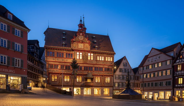 Tübinger Rathaus und Marktplatz in der blauen Stunde