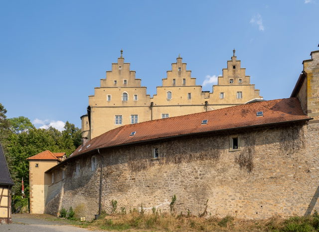 Schloss Mainberg über dem Maintal, markantes Ziel des Schlossblicks am 3-Tälerweg