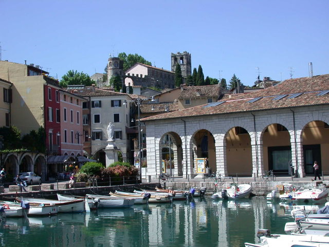 Alter Hafen von Desenzano del Garda vor den Arkaden