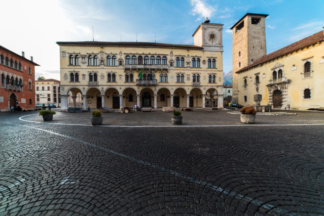 Piazza Duomo in Belluno mit Palazzo dei Rettori und historischem Gebäudeensemble