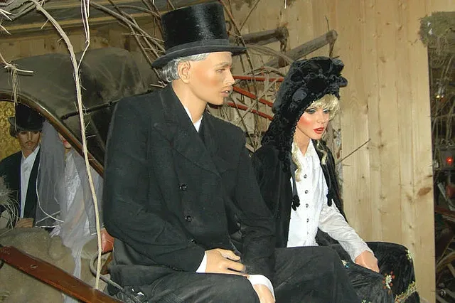 Zwei Mode-Mannequins in viktorianischer Kleidung auf einer Holzstruktur