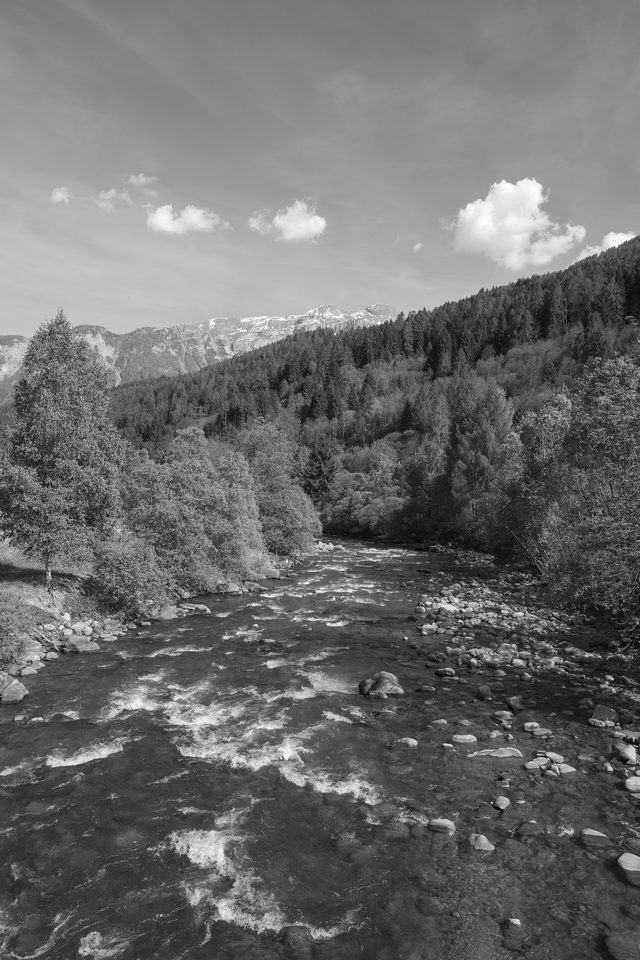 Der Noce bei Commezzadura zwischen Wald und Bergen in Schwarz-Weiß