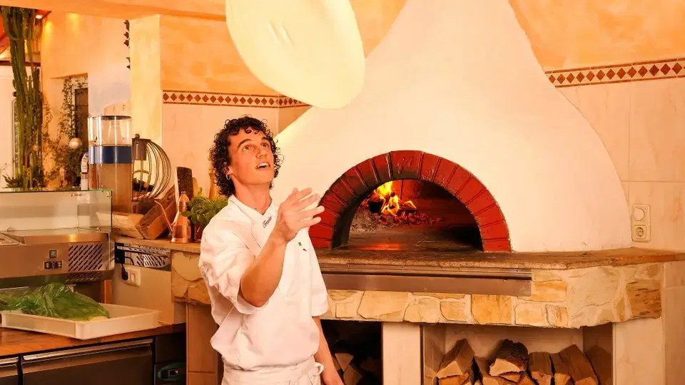 Pizzabäcker am Holzofen im Ristorante Trentino