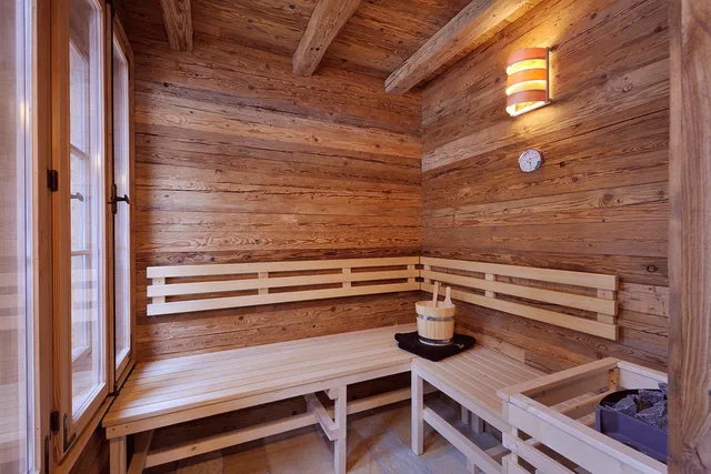 Sauna mit Holzbänken und Saunaofen