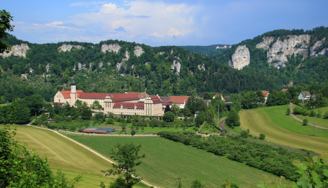 Kloster Beuron unter den Kalkfelsen des Oberen Donautals