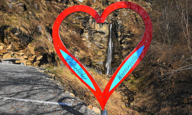 Finsterbach-Wasserfall bei Sattendorf mit herzförmigem Aussichtsmotiv