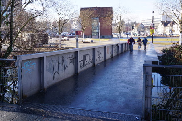 Echazsteg als Zugang zum Reutlinger Bürgerpark mit Blick zum Krankenhäusle