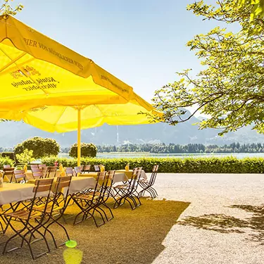 Königlicher Biergarten mit Blick über den Forggensee