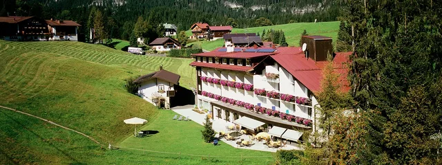 Hotel Montana mit Balkonen und Sonnenterrasse am grünen Hang