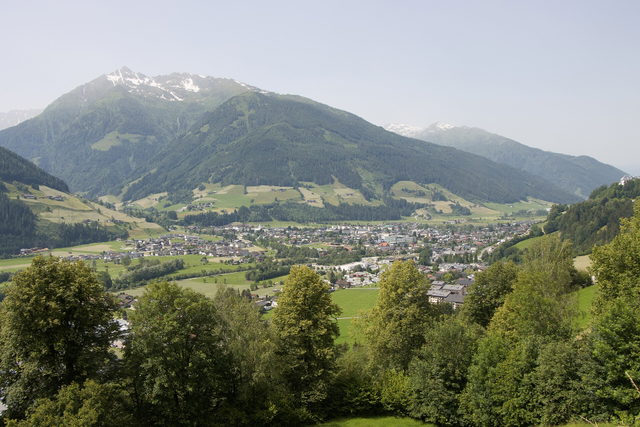 Blick über Mittersill und die umliegenden Berghänge
