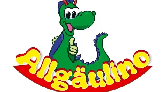Fröhlicher Cartoon-Alligator in Grün mit rotem Banner, auf dem der gelbe Schriftzug Allgäulino steht