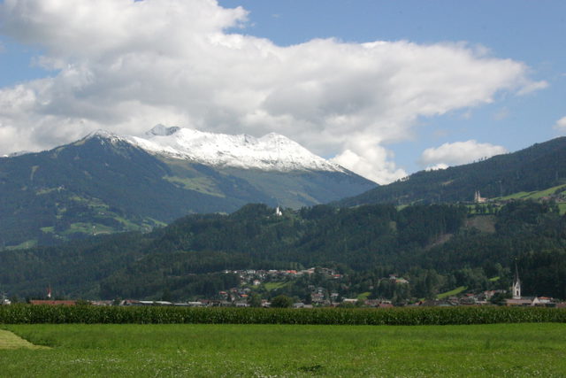 Grünes Inntal mit Kolsass und Weerberg unter der Bergkulisse