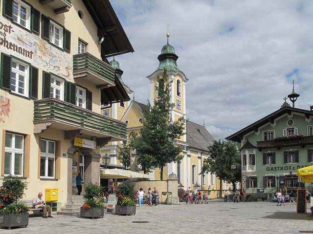 Ortszentrum von St. Johann in Tirol mit der Pfarrkirche