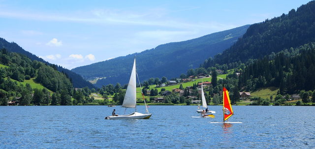 Segelboote und Windsurfer auf dem Brennsee bei Feld am See