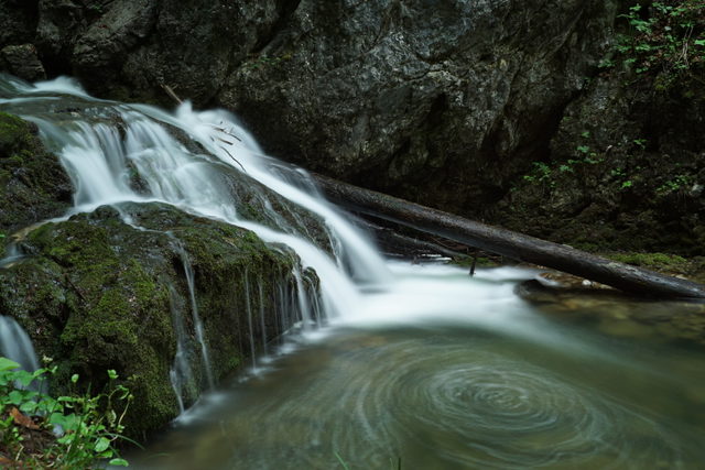 Wasserfall zwischen Felsen und Wald bei den Josefsthaler Wasserfällen.