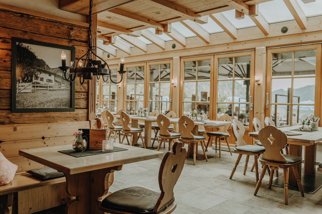 Stube der Alpe Dornach mit Blick in den Wintergarten