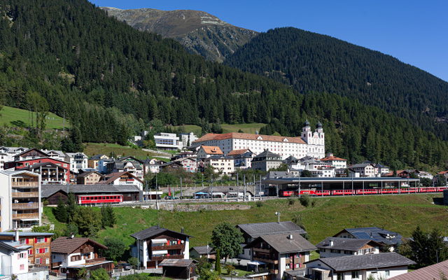 Benediktinerabtei Disentis mit der zweitürmigen Klosterkirche und Bergkulisse