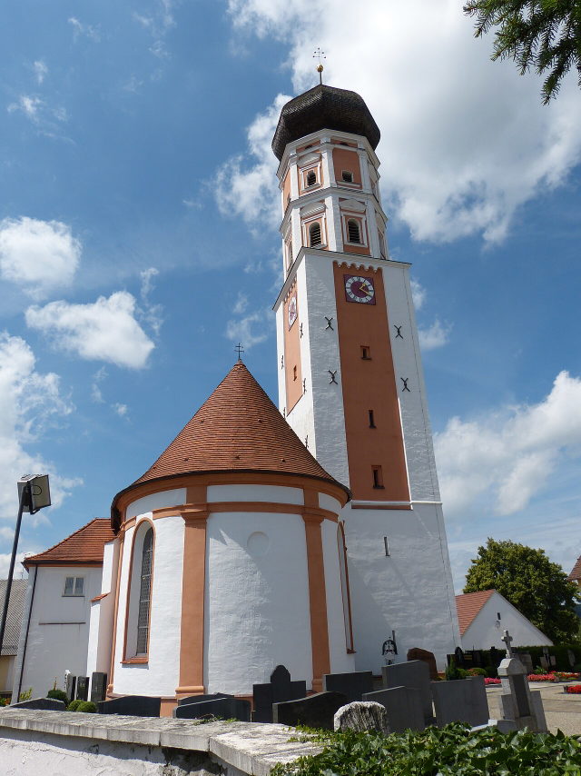 Turm und Chor der Kirche Mariä Himmelfahrt in Oberkammlach vor blauem Himmel
