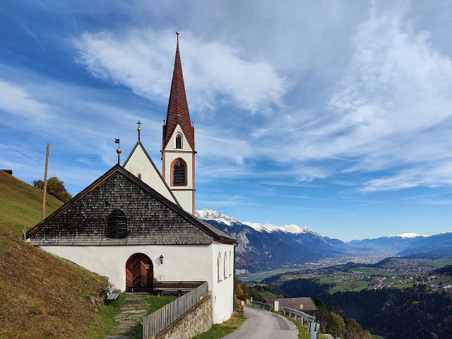 Wallfahrtskirche St. Quirin oberhalb von Sellrain mit Blick ins Tal