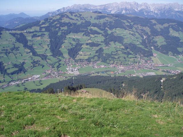 Brixen im Thale mit Wiesen und bewaldeten Hängen im Brixental
