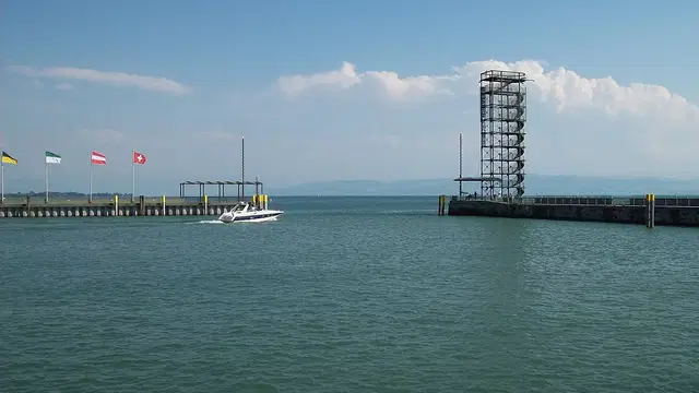 Bodensee und Moleturm in Friedrichshafen, Aufnahme vom 24. Juni 2008.