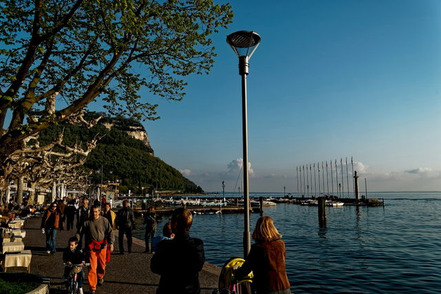 Uferpromenade von Garda mit Hafen und Rocca