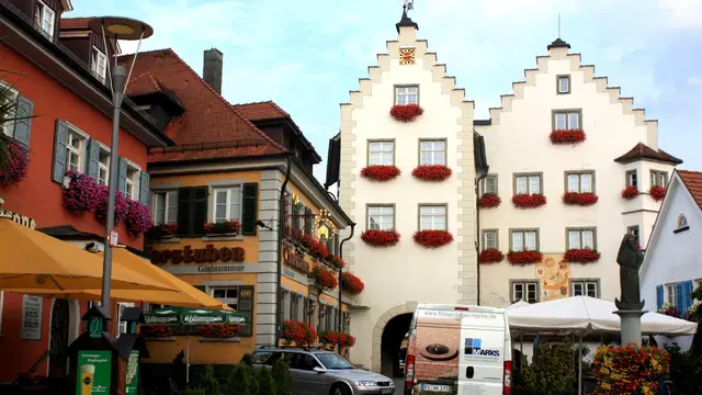 Bunte Häuser und weißer Staffelgiebelbau am Bärenplatz in Tettnang. Ortsmotiv.