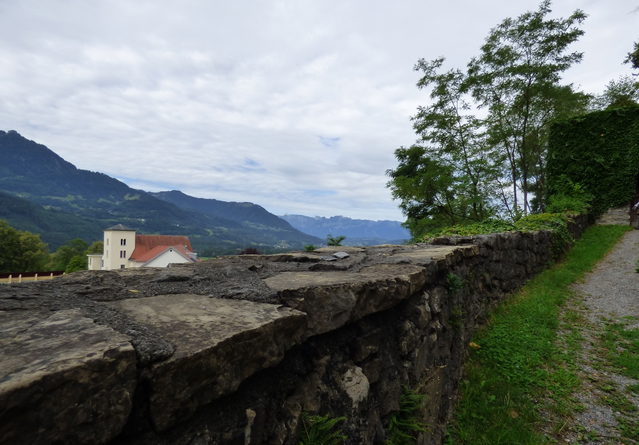 Mauer der Burgruine Jagdberg in Schlins mit Blick über die Kirche und in den Walgau
