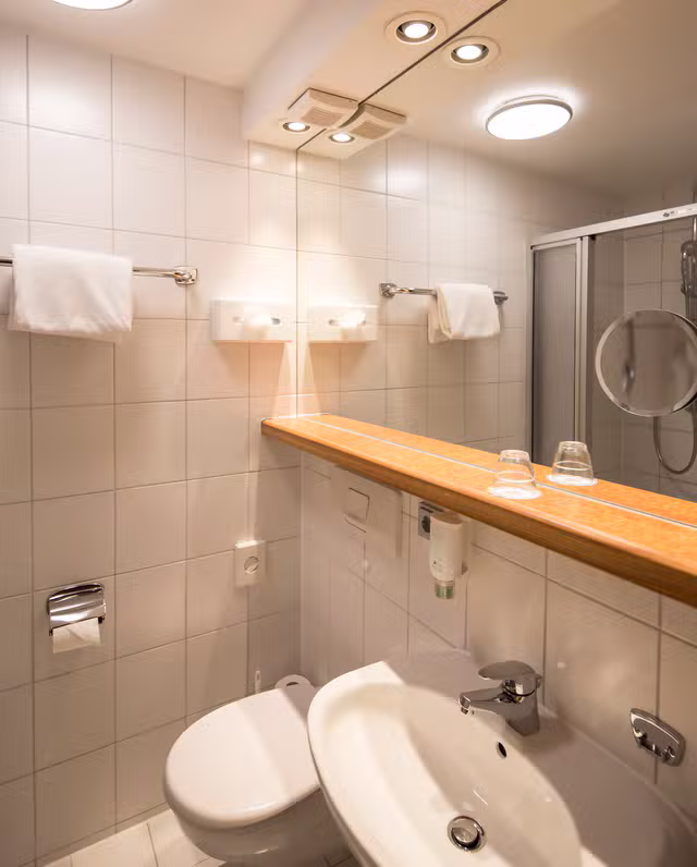Badezimmer mit Dusche im Chalet zum Kurfürst