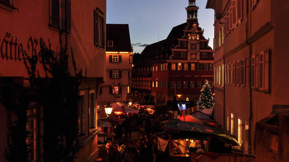 Abendlicher Blick über den Esslinger Weihnachtsmarkt vor dem Alten Rathaus