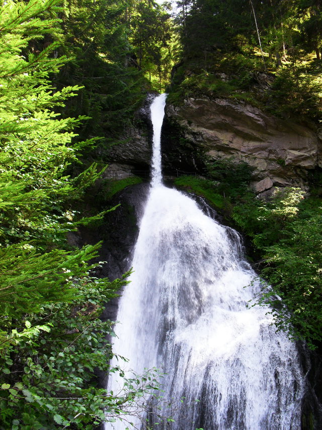 Cascata di Cavalese zwischen Felsen und Wald