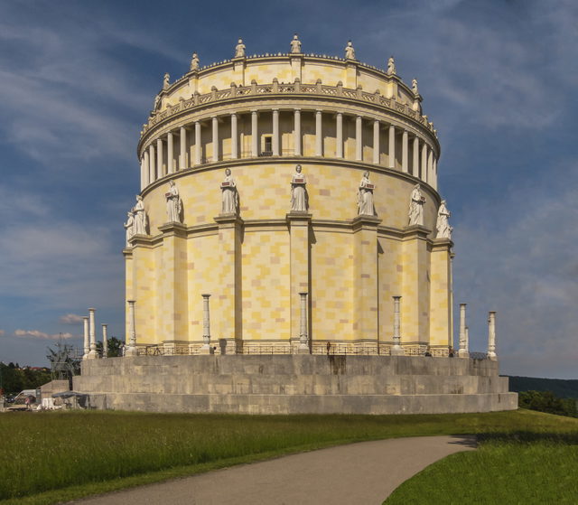 Freistehende runde gelbe Befreiungshalle auf dem Michelsberg in Kelheim mit Wiese und Weg