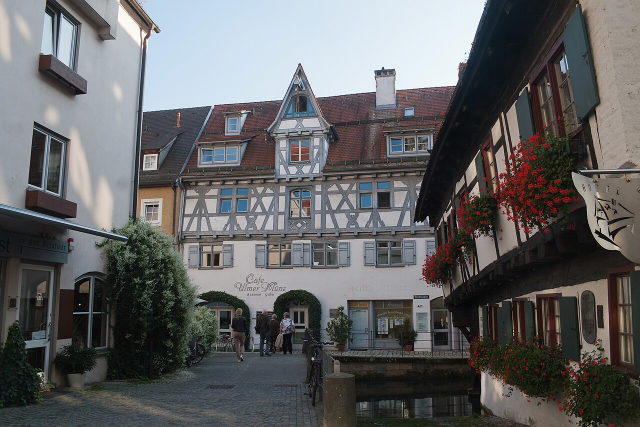 Die Ulmer Münz zwischen Fachwerkhäusern im Fischerviertel
