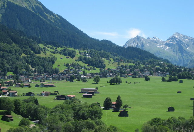Klosters Dorf mit Wiesen und der Bergkulisse
