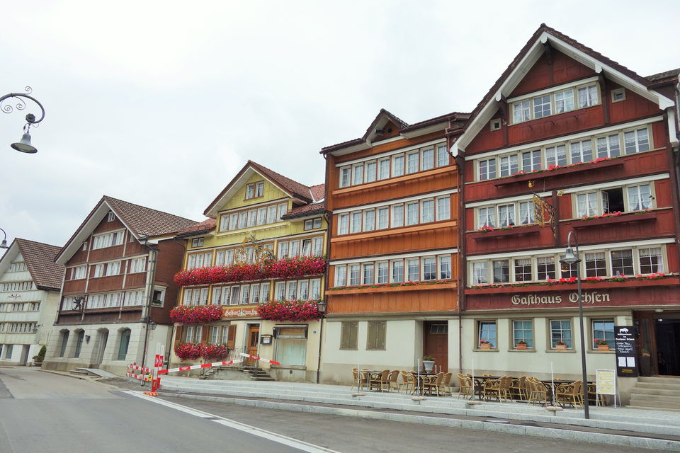 Dorfplatz Urnäsch – farbige Holzhäuser und Appenzeller Brauchtum