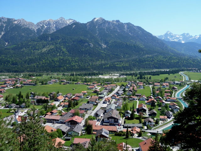Wallgau und das Isartal vom Krepelschrofen aus, dahinter die Schöttlkarspitze