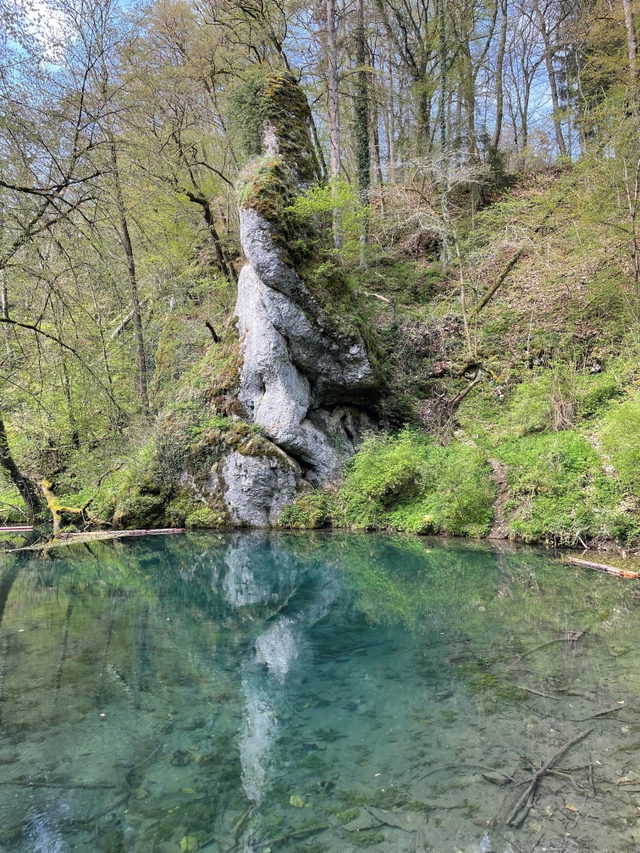 Quellwasser und Felsen im Tal der Zwiefalter Aach