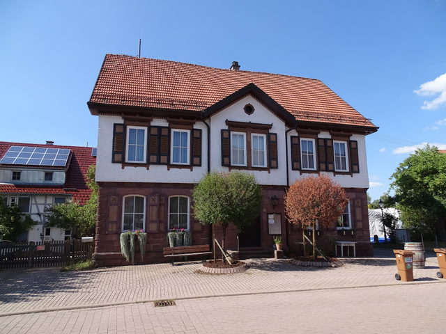 Rathaus Holzbronn am Ausgangspunkt der AugenBlick-Runde