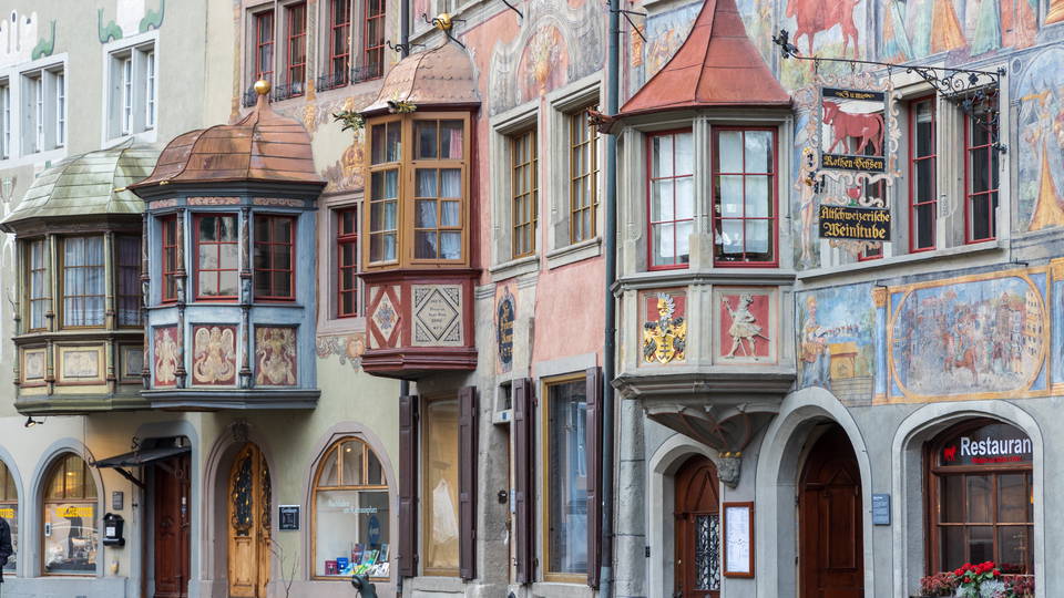 Bemalte Fassaden und Erker am Rathausplatz in Stein am Rhein