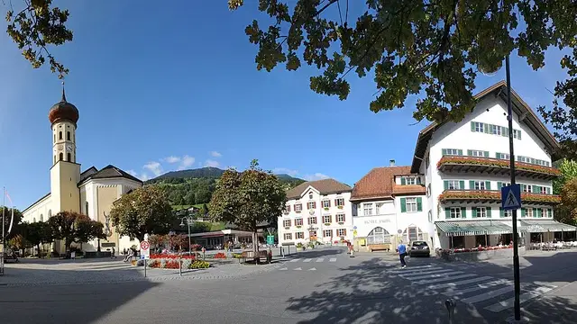 Archivpanorama des Kirchplatzes in Schruns mit der Kirche St. Jodok; aus mehreren Aufnahmen zusammengesetzt.