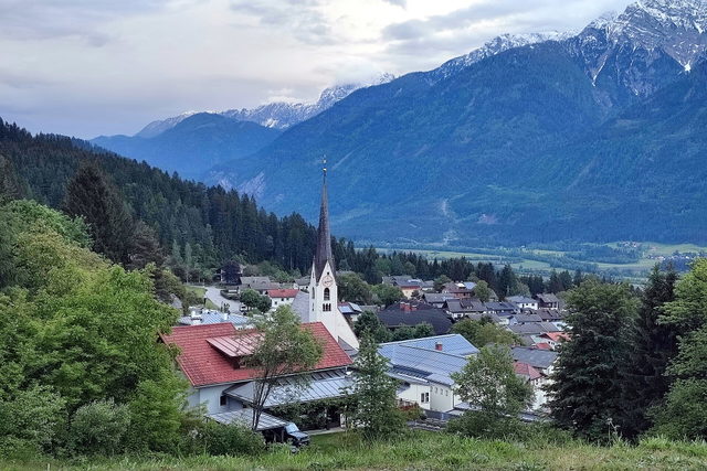 Irschen mit Bergwiesen und Gebirgskulisse