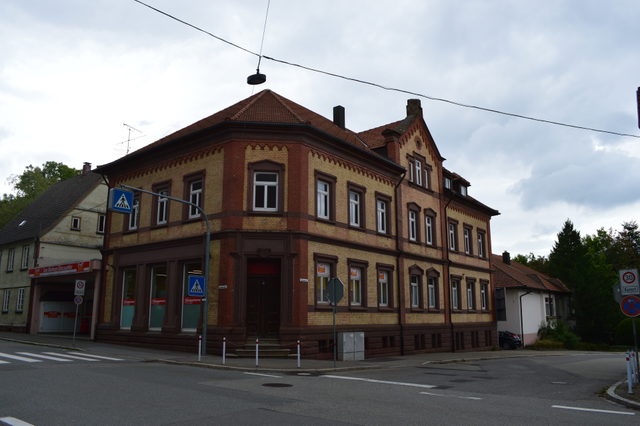 Historisches Gebäude am Zinzendorfplatz in Königsfeld.