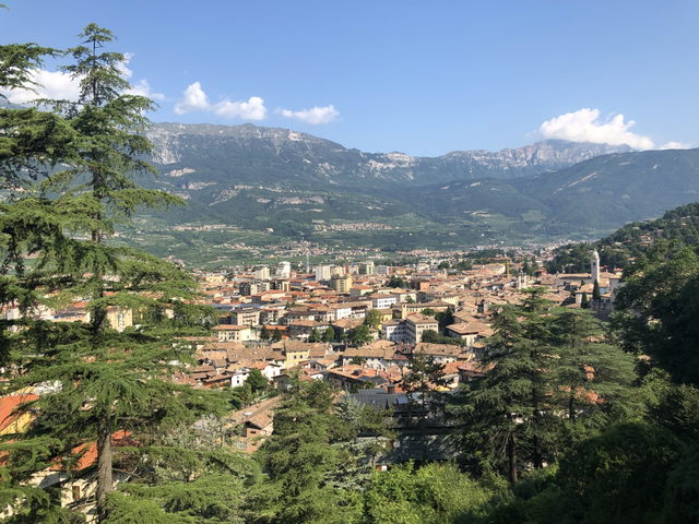 Panoramablick über die historische Bebauung von Rovereto und die umliegenden Hügel