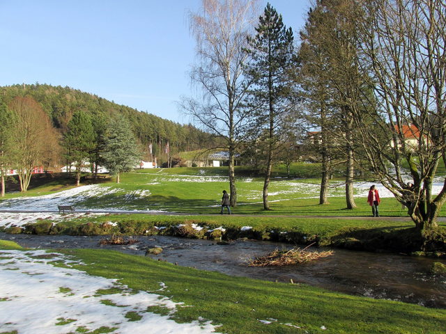 Die Alb im Kurpark Bad Herrenalb mit Wiesen und Bäumen