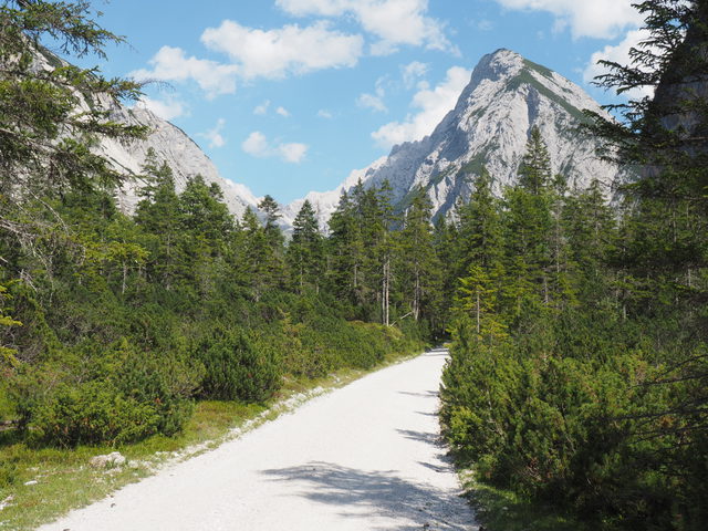 Breiter Weg im Hinterautal vor der Bergkulisse des Karwendels