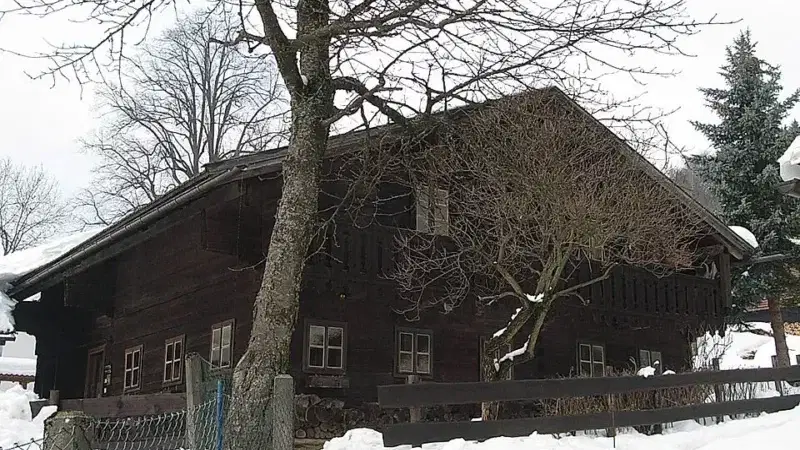 Historisches Waidlerhaus des Bauernhausmuseums Lindberg in einer winterlichen Aufnahme