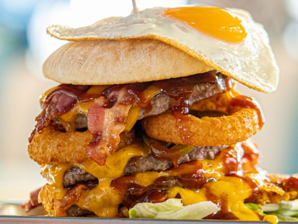 Burger mit Ei und mehreren Lagen des Burgerangebots
