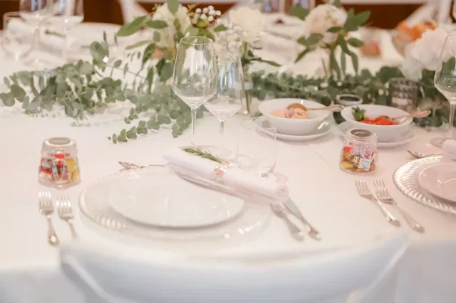 Gedeckter Festtisch mit Blumen im Restaurant Kurfürst