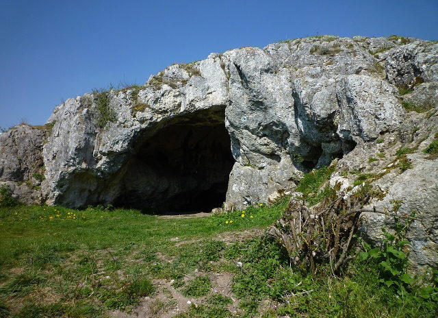 Eingang einer Ofnethöhle im Kalkfels am Riegelberg bei Holheim