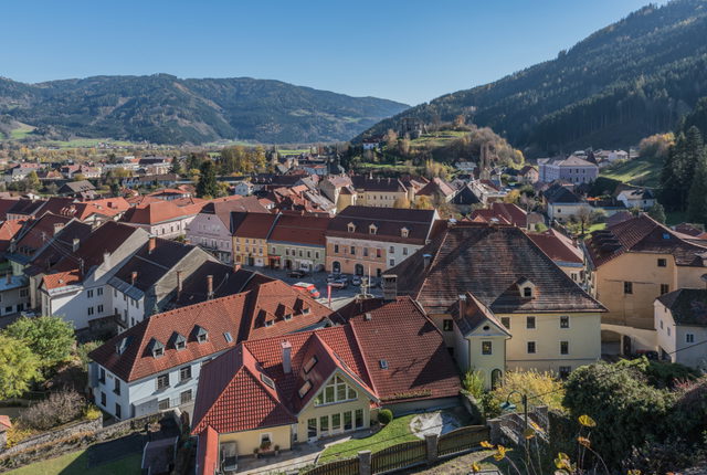 Blick vom Petersberg auf den Hauptplatz von Friesach